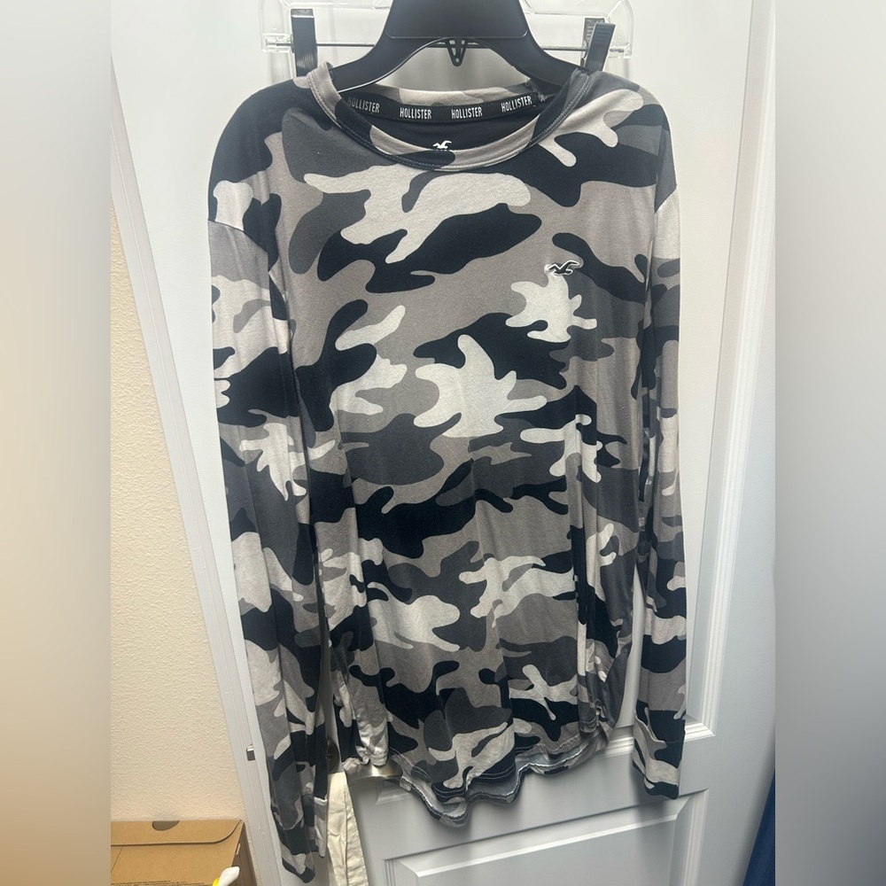 Hollister Black and Gray Curved Hem Tee